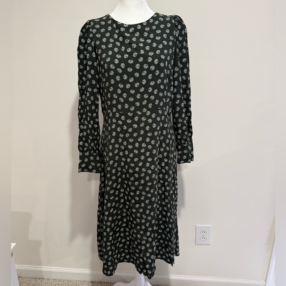 LOFT Dresses & Skirts - LOFT Floral Fit & Flare dress with front slit size 8